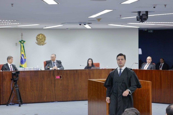 Mesmo após as negativas dos ministros, Jeffrey Chiquini voltou ao púlpito para insistir em pedido, interrompendo a condução do julgamento - (crédito: Rosinei Coutinho/STF) Mesmo após as negativas dos ministros, Jeffrey Chiquini voltou ao púlpito para insistir em pedido, interrompendo a condução do julgamento - (crédito: Rosinei Coutinho/STF)