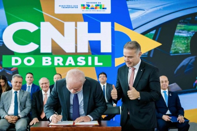 Lula e o ministro dos Transportes, Renan Filho, assinam medida provisória com novas regras para a renovação - (crédito: Ricardo Stuckert/PR) Lula e o ministro dos Transportes, Renan Filho, assinam medida provisória com novas regras para a renovação - (crédito: Ricardo Stuckert/PR)