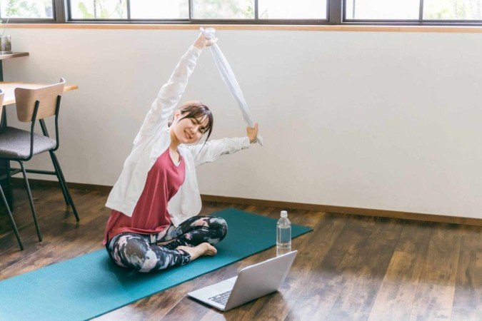 Exercícios podem ser feitos com miniband e toalha para manter o corpo ativo e prevenir dores durante as férias (Imagem: buritora | Shutterstock) - (crédito: EdiCase) Exercícios podem ser feitos com miniband e toalha para manter o corpo ativo e prevenir dores durante as férias (Imagem: buritora | Shutterstock) - (crédito: EdiCase)