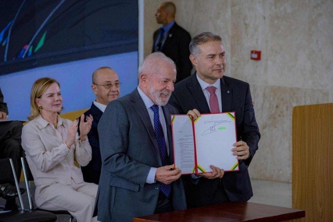 Lula e Renan Filho, ministro dos Transportes, assinam medida provisória que prevê novas regras à obtenção e à renovação da CNH - (crédito: Márcio Silveira/Ministério dos Transportes) Lula e Renan Filho, ministro dos Transportes, assinam medida provisória que prevê novas regras à obtenção e à renovação da CNH - (crédito: Márcio Silveira/Ministério dos Transportes)