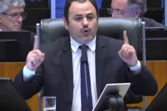 Glauber ocupa a Presidência revoltado com a votação da cassação -  (crédito: Fotos: Reproduções de vídeo)