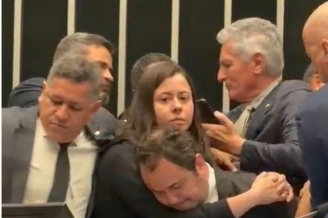 Braga sentou na cadeira do presidente da Câmara: confusão com a polícia legislativa -  (crédito: Reprodução de vídeo)