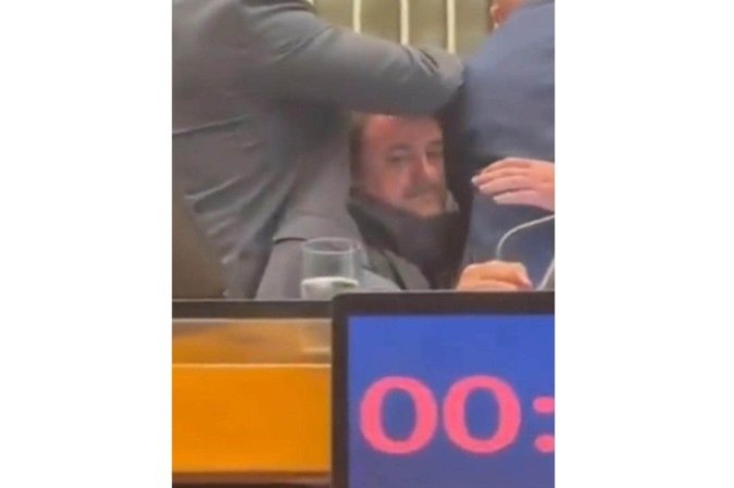 Braga leva um mata-leão de um dos policiais legislativos: truculência no plenário - (crédito: Reprodução/X @pastorhenriquev) Braga leva um mata-leão de um dos policiais legislativos: truculência no plenário - (crédito: Reprodução/X @pastorhenriquev)