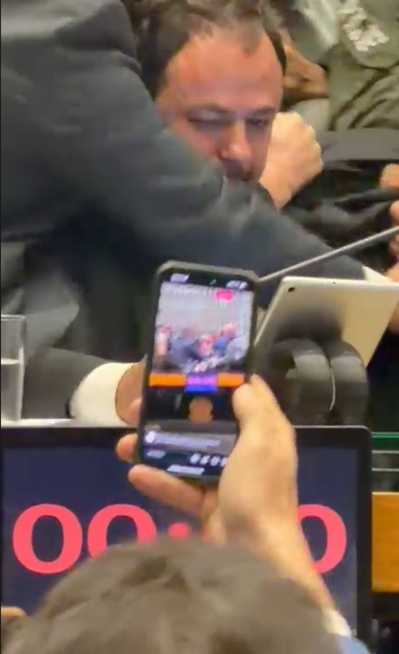  Deputado federal Glauber Braga (PSOL-RJ) é visto em meio a tumulto após ter sido retirado à força pela Polícia Legislativa da Mesa da Câmara dos Deputados, em Brasília, no final da tarde desta terça-feira, 9 de dezembro de 2025. A imprensa não conseguiu acompanhar a retirada de Glauber, que ocupou a cadeira ocupada pelo presidente da Câmara, Hugo Motta (Republicanos-PB), por se opor à votação do projeto de lei que diminui as penas de condenados pelos atos de 8 de Janeiro.