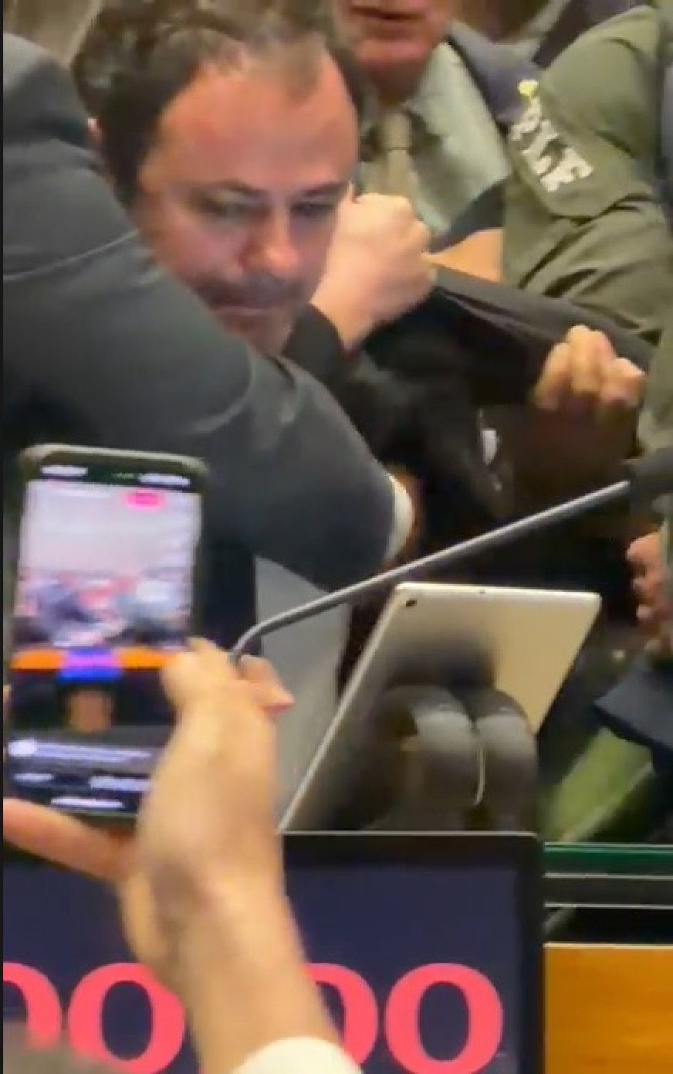  Deputado federal Glauber Braga (PSOL-RJ) é visto em meio a tumulto após ter sido retirado à força pela Polícia Legislativa da Mesa da Câmara dos Deputados, em Brasília, no final da tarde desta terça-feira, 9 de dezembro de 2025. A imprensa não conseguiu acompanhar a retirada de Glauber, que ocupou a cadeira ocupada pelo presidente da Câmara, Hugo Motta (Republicanos-PB), por se opor à votação do projeto de lei que diminui as penas de condenados pelos atos de 8 de Janeiro.