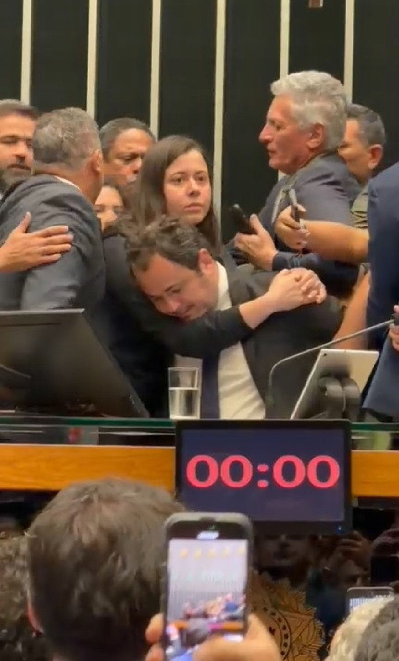  Deputado federal Glauber Braga (PSOL-RJ) é visto em meio a tumulto após ter sido retirado à força pela Polícia Legislativa da Mesa da Câmara dos Deputados, em Brasília, no final da tarde desta terça-feira, 9 de dezembro de 2025. A imprensa não conseguiu acompanhar a retirada de Glauber, que ocupou a cadeira ocupada pelo presidente da Câmara, Hugo Motta (Republicanos-PB), por se opor à votação do projeto de lei que diminui as penas de condenados pelos atos de 8 de Janeiro.
