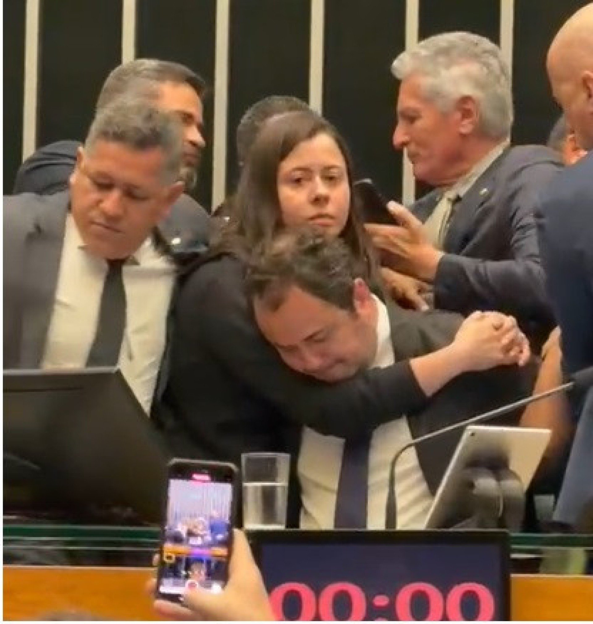 Deputados tentam negociar a saída do parlamentar sem truculência