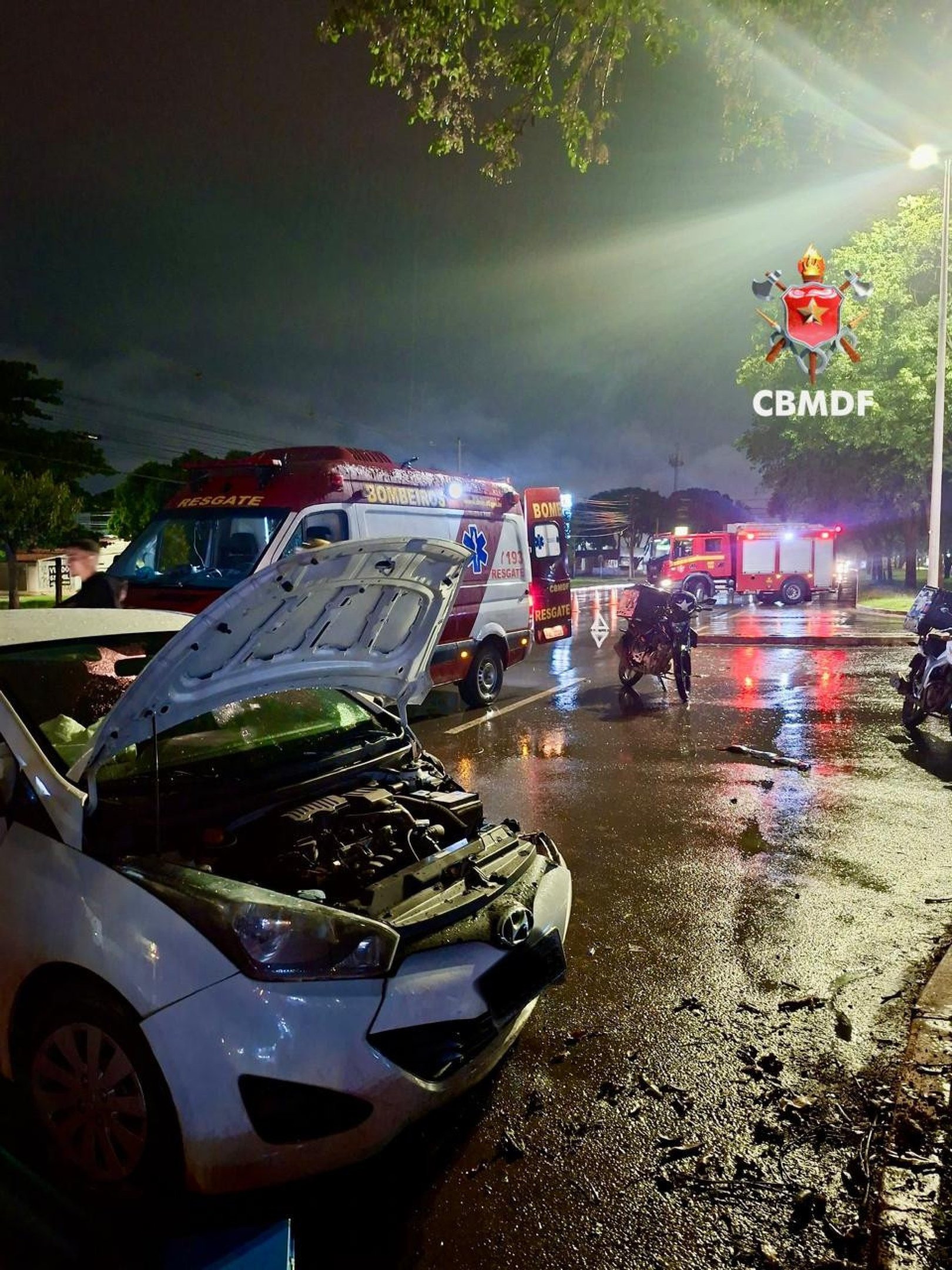 Bombeiros isolaram a área e prestaram os primeiros socorros à condutora