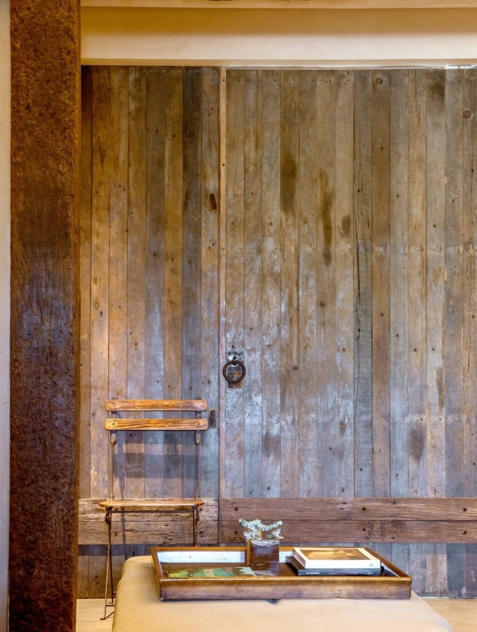 Os veios naturais da madeira trazem identidade ao lar 