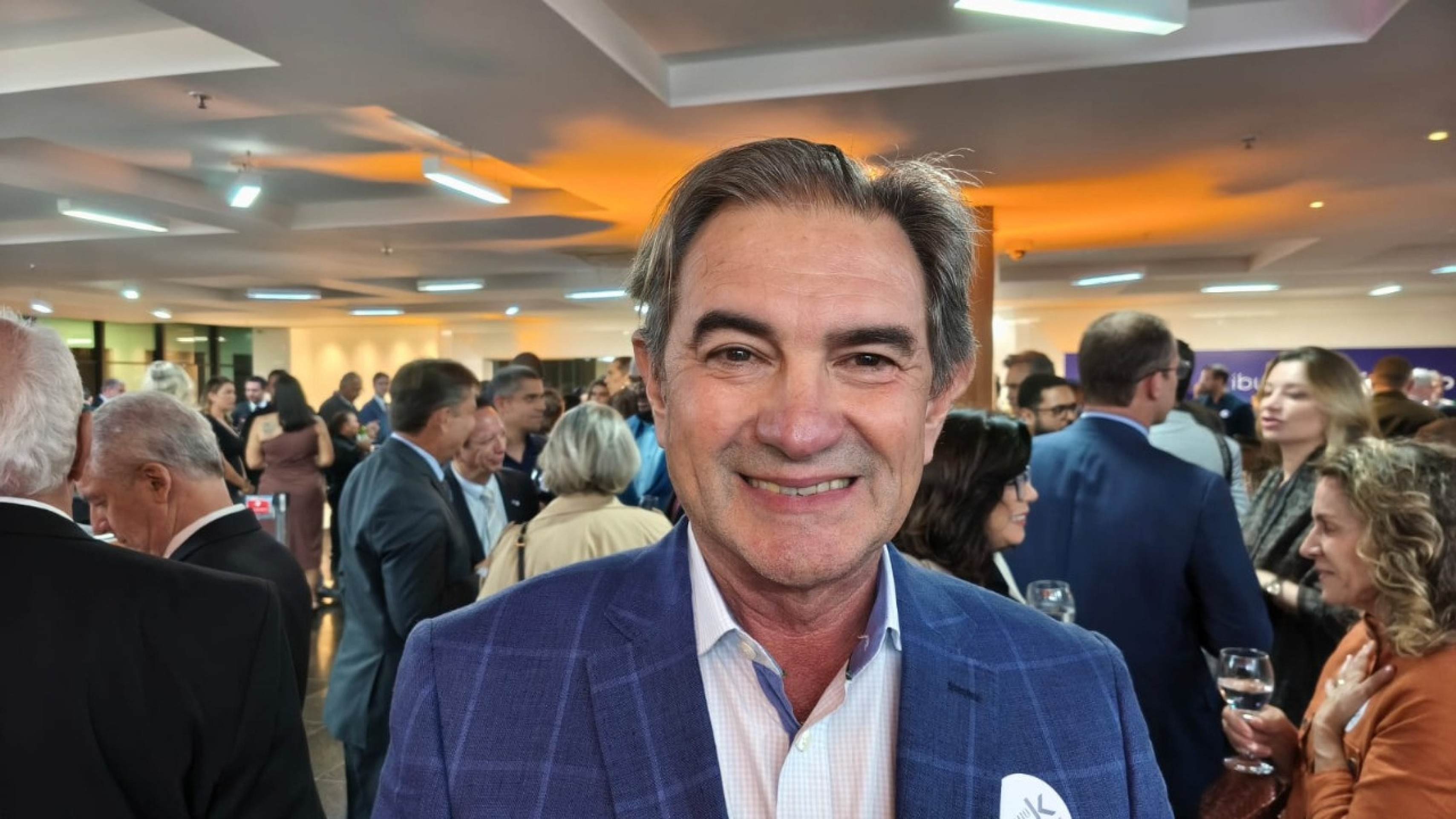 Ronaldo Triacca recebe prêmio em reconhecimento à produção de vinho