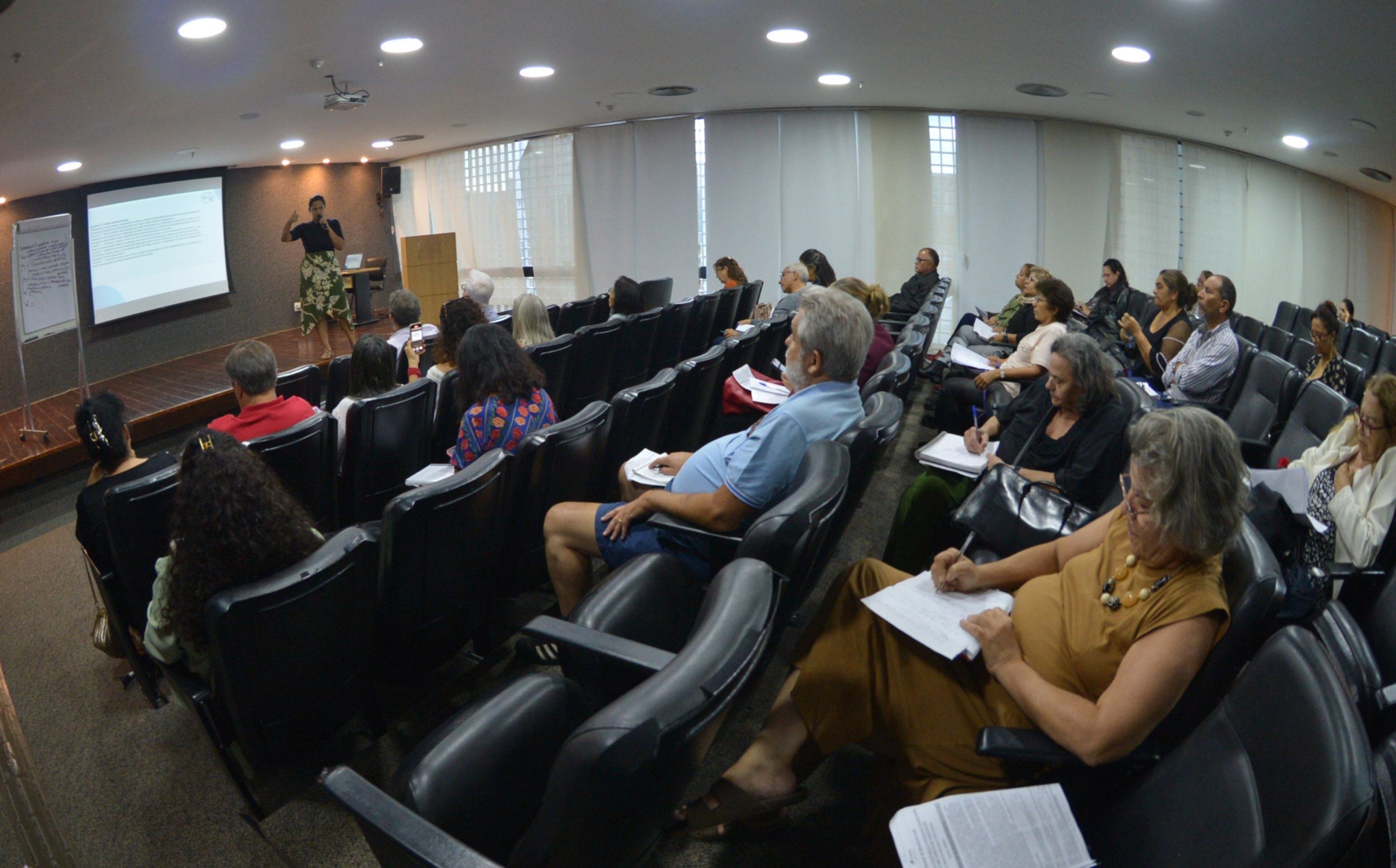A hora de se reinventar: idosos recorrem a aulão com o sonho de entrar na UnB