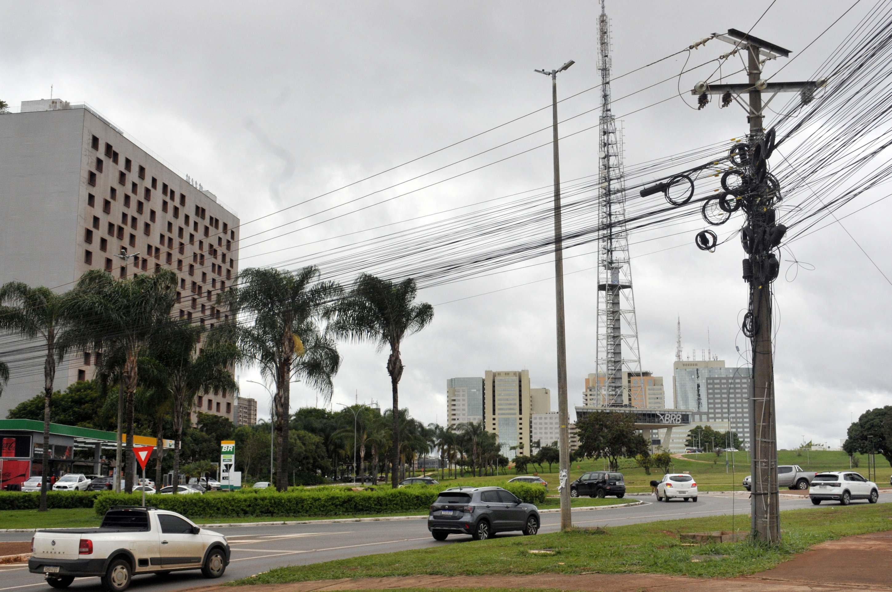 Ac&uacute;mulo de dezenas de fios no Sudoeste