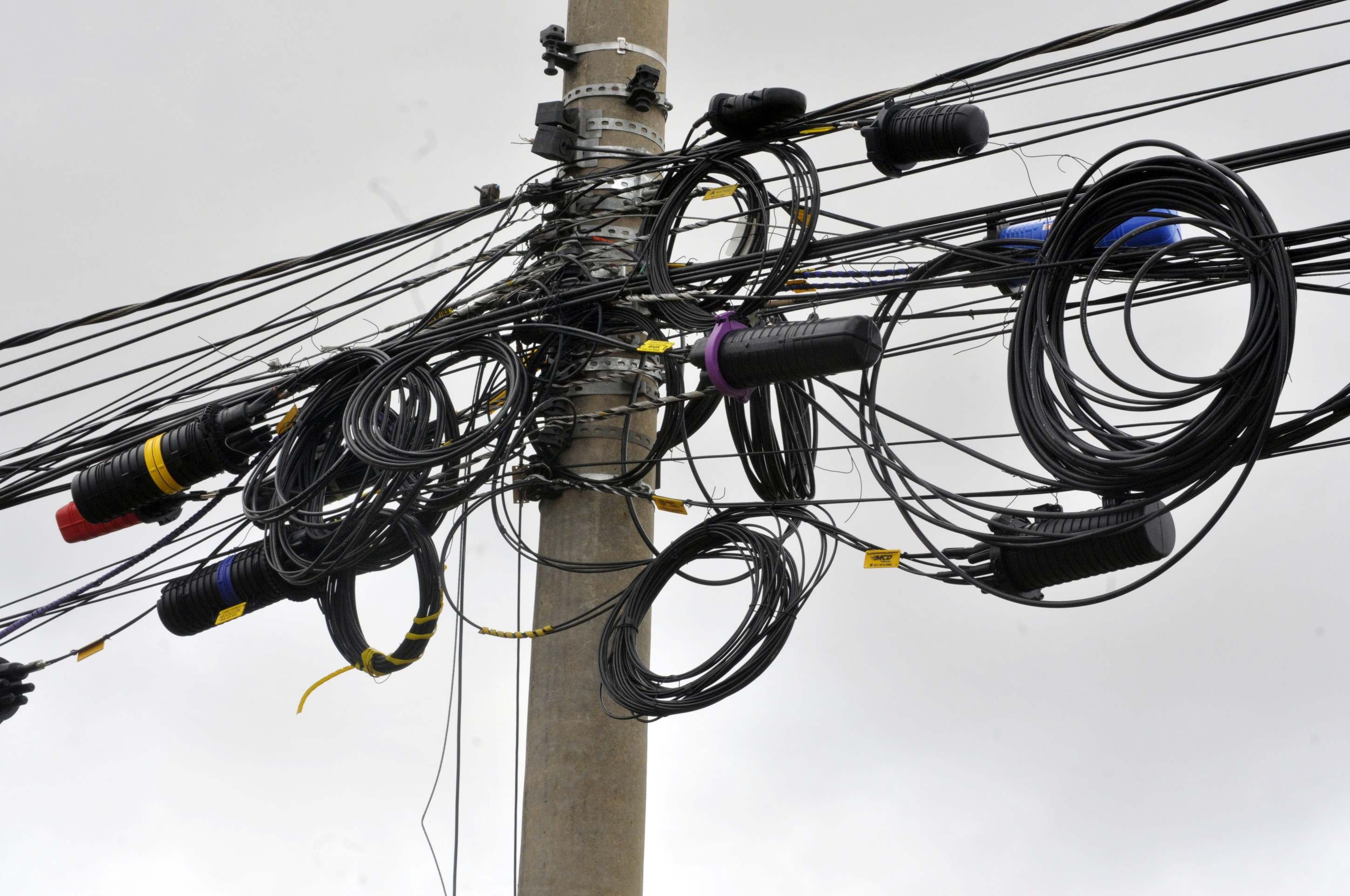 Lixo aéreo: fios tomam a paisagem do DF até em locais tombados