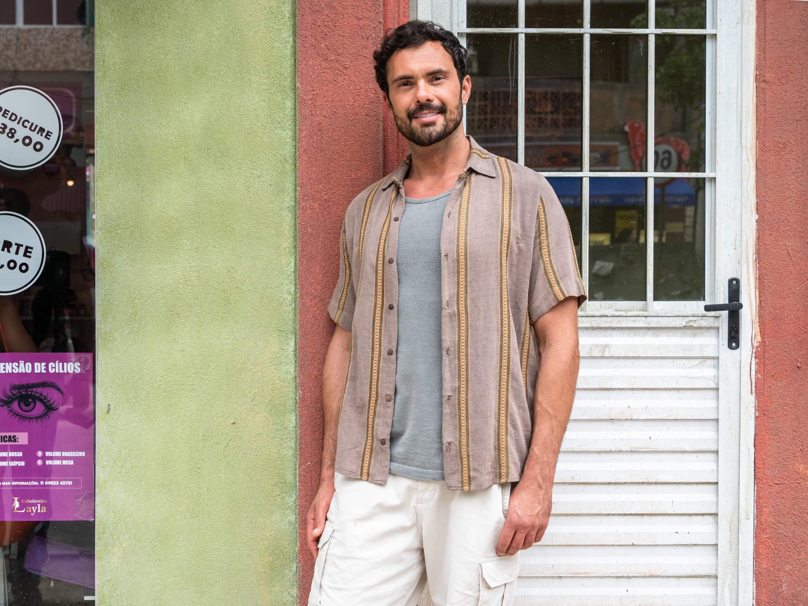  Adriano Toloza como Ang&eacute;lico, em cena de Tr&ecirc;s Gra&ccedil;as