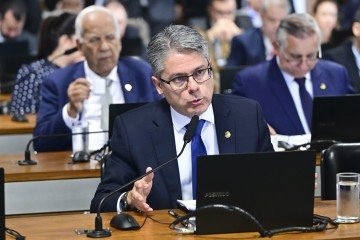 Comiss..o de Constitui....o, Justi..a e Cidadania (CCJ) realiza reuni..o com 6 itens. Entre eles, o PL 1.388/2023, que atualiza regras da Lei do Impeachment, incluindo crit..rios para abertura de processo contra ministros do STF. O relat..rio prop..e ajustes em qu..rum, prazos e legitimados para apresenta....o de den..ncias. .A pauta inclui ainda o PL 4.752/2025, que cria o Marco Legal da Ciberseguran..a; o PL 3.220/2019, sobre compartilhamento de postes; o PL 3.758/2024, sobre destina....o de im..veis da Uni..o; e o PL 5.760/2023, que trata da prote....o de trabalhadores resgatados de condi....o an..loga .. escravid..o...Em pronunciamento, .. bancada, senador Alessandro Vieira (MDB-SE)...Foto: Geraldo Magela/Ag..ncia Senado
- (crédito: Geraldo Magela/Agência Senado) Comiss..o de Constitui....o, Justi..a e Cidadania (CCJ) realiza reuni..o com 6 itens. Entre eles, o PL 1.388/2023, que atualiza regras da Lei do Impeachment, incluindo crit..rios para abertura de processo contra ministros do STF. O relat..rio prop..e ajustes em qu..rum, prazos e legitimados para apresenta....o de den..ncias. .A pauta inclui ainda o PL 4.752/2025, que cria o Marco Legal da Ciberseguran..a; o PL 3.220/2019, sobre compartilhamento de postes; o PL 3.758/2024, sobre destina....o de im..veis da Uni..o; e o PL 5.760/2023, que trata da prote....o de trabalhadores resgatados de condi....o an..loga .. escravid..o...Em pronunciamento, .. bancada, senador Alessandro Vieira (MDB-SE)...Foto: Geraldo Magela/Ag..ncia Senado
- (crédito: Geraldo Magela/Agência Senado)
