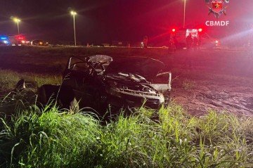 Capotamento de veículo fere quatro pessoas - (crédito: CBMDF/Divulgação) Capotamento de veículo fere quatro pessoas - (crédito: CBMDF/Divulgação)