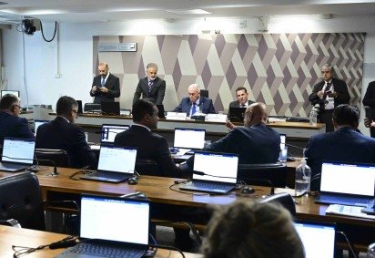 De acordo com o relator, a implantação será gradual para permitir que empresas e setores produtivos se adaptem. Pela regra de transição, a partir de 1º de janeiro do ano seguinte à promulgação, a carga semanal não poderá ultrapassar 40 horas.  -  (crédito:  Geraldo Magela/Agência Senado) -De acordo com o relator, a implantação será gradual para permitir que empresas e setores produtivos se adaptem. Pela regra de transição, a partir de 1º de janeiro do ano seguinte à promulgação, a carga semanal não poderá ultrapassar 40 horas.  -  (crédito:  Geraldo Magela/Agência Senado)