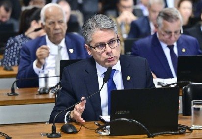  Comiss..o de Constitui....o, Justi..a e Cidadania (CCJ) realiza reuni..o com 6 itens. Entre eles, o PL 1.388/2023, que atualiza regras da Lei do Impeachment, incluindo crit..rios para abertura de processo contra ministros do STF. O relat..rio prop..e ajustes em qu..rum, prazos e legitimados para apresenta....o de den..ncias. .A pauta inclui ainda o PL 4.752/2025, que cria o Marco Legal da Ciberseguran..a; o PL 3.220/2019, sobre compartilhamento de postes; o PL 3.758/2024, sobre destina....o de im..veis da Uni..o; e o PL 5.760/2023, que trata da prote....o de trabalhadores resgatados de condi....o an..loga .. escravid..o...Em pronunciamento, .. bancada, senador Alessandro Vieira (MDB-SE)...Foto: Geraldo Magela/Ag..ncia Senado
     -  (crédito:  Geraldo Magela/Agência Senado)