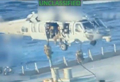 Soldados americanos fortemente armados desembarcam a bordo do petroleiro, perto da costa venezuelana, no Mar do Sul do Caribe: navio teria bandeira falsa e operaria para burlar sanções internacionais  -  (crédito: Pam Bondi/X/AFP) -Soldados americanos fortemente armados desembarcam a bordo do petroleiro, perto da costa venezuelana, no Mar do Sul do Caribe: navio teria bandeira falsa e operaria para burlar sanções internacionais  -  (crédito: Pam Bondi/X/AFP)