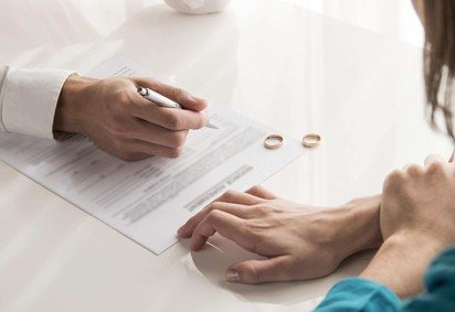 DF contabilizou 8.461 divórcios, reforçando a tendência de crescimento simultâneo das uniões e dissoluções. A duração média dos casamentos que chegaram ao fim foi de 12,9 anos -  (crédito: Reprodução/Freepik ) -DF contabilizou 8.461 divórcios, reforçando a tendência de crescimento simultâneo das uniões e dissoluções. A duração média dos casamentos que chegaram ao fim foi de 12,9 anos -  (crédito: Reprodução/Freepik )