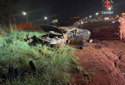 Capotamento de veÃ­culo fere quatro pessoas