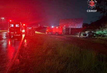 Capotamento de veículo fere quatro pessoas