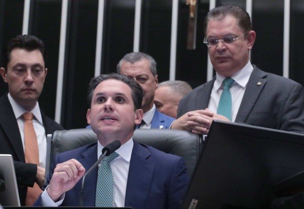 Motta afirmou, nesta madrugada, que houve desrespeito ao Poder Legislativo e que a cadeira da 'presidência não pertence a indivíduos, mas às instituições democráticas' -  (crédito: Bruno Spada/Câmara dos Deputados)