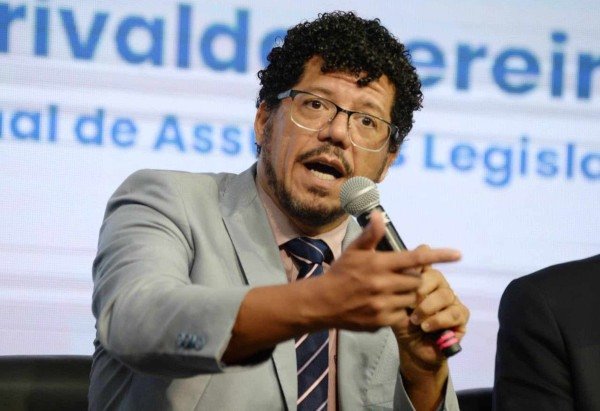 O secretário destacou que o país ainda enfrenta um período de turbulência democrática, marcado por ataques à academia, à ciência e à própria razão -  (crédito: Minervino Júnior/ CB)