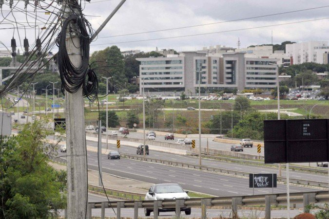 Fia&ccedil;&atilde;o emaranhada ao lado da Ponte do Bragueto