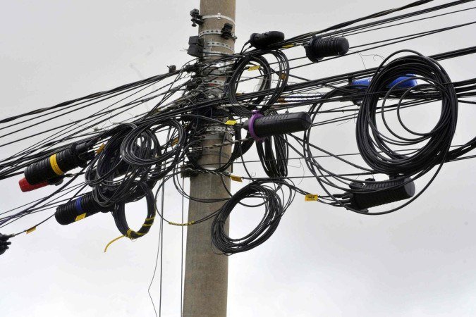 Fiação exposta no Setor Hoteleiro Norte fere o Plano de Preservação do Conjunto Urbanístico da capital - (crédito: Fotos: Marcelo Ferreira/CB/D.A Press) Fiação exposta no Setor Hoteleiro Norte fere o Plano de Preservação do Conjunto Urbanístico da capital - (crédito: Fotos: Marcelo Ferreira/CB/D.A Press)