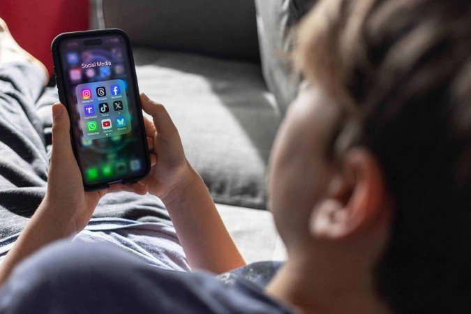 (Da esquerda para a direita) Jason Citron, CEO do Discord; Evan Spiegel, CEO da Snap; Shou Zi Chew, CEO do TikTok; Linda Yaccarino, CEO do X; e Mark Zuckerberg, CEO da Meta, em audiência no Comitê Judiciário do Senado dos EUA em janeiro -  (crédito: Getty Images)