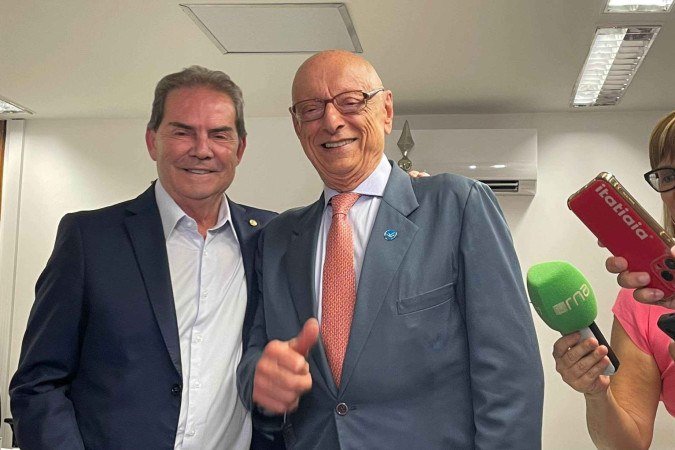 Esperidião Amin recebeu o deputado Paulinho da Força, relator da proposta na Câmara, para entrega do texto aprovado
- (crédito: Crédito: Wal Lima/CB/DA.Press) Esperidião Amin recebeu o deputado Paulinho da Força, relator da proposta na Câmara, para entrega do texto aprovado
- (crédito: Crédito: Wal Lima/CB/DA.Press)