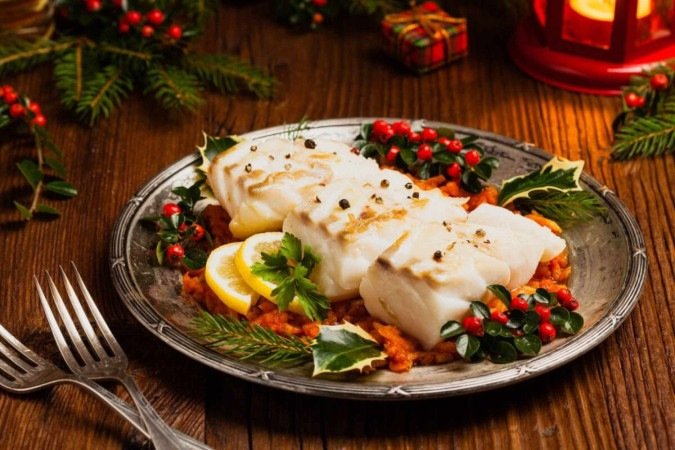 Bacalhau ao forno sobre refogado de tomate (Imagem: gkrphoto | Shutterstock) - (crédito: EdiCase) Bacalhau ao forno sobre refogado de tomate (Imagem: gkrphoto | Shutterstock) - (crédito: EdiCase)