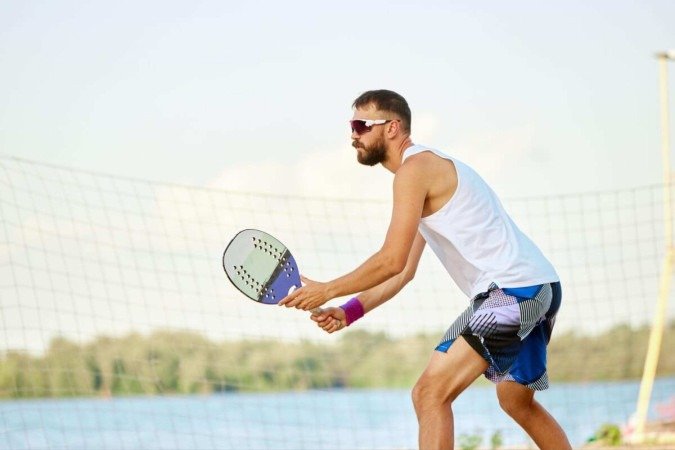 Cuidados básicos tornam o beach tennis mais seguro e reduzem o risco de lesões (Imagem: Master1305 | Shutterstock) - (crédito: EdiCase) Cuidados básicos tornam o beach tennis mais seguro e reduzem o risco de lesões (Imagem: Master1305 | Shutterstock) - (crédito: EdiCase)