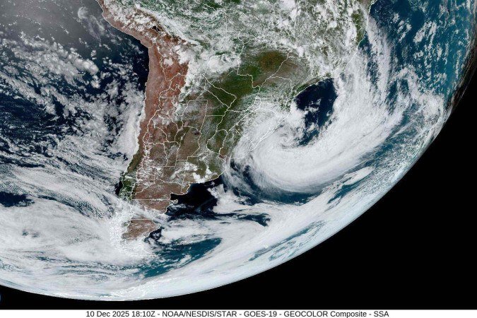 As imagens de satélite que mostram o ciclone com ventos de até 120 km/h visto do espaço - (crédito: NOAA/Nasa) As imagens de satélite que mostram o ciclone com ventos de até 120 km/h visto do espaço - (crédito: NOAA/Nasa)