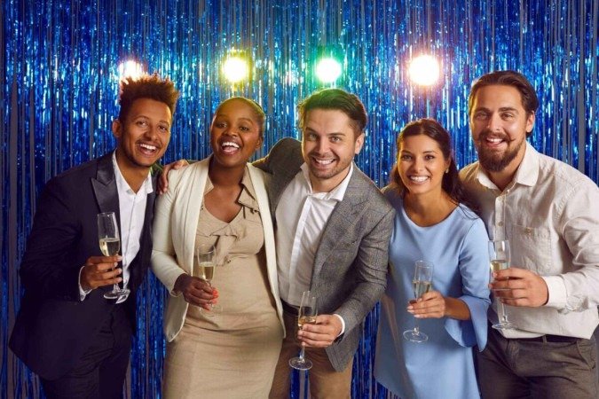 Preparar as festas corporativas cuidadosamente ajuda a garantir que elas sejam realmente positivas para os colaboradores (Imagem: Studio Romantic | Shutterstock) - (crédito: EdiCase) Preparar as festas corporativas cuidadosamente ajuda a garantir que elas sejam realmente positivas para os colaboradores (Imagem: Studio Romantic | Shutterstock) - (crédito: EdiCase)