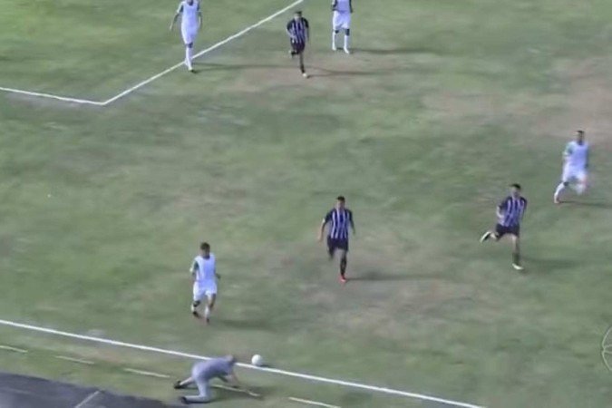 Helber viralizou ao dar um peixinho na beira de campo, em jogo válido pela 3ª divisão de Minas Gerais