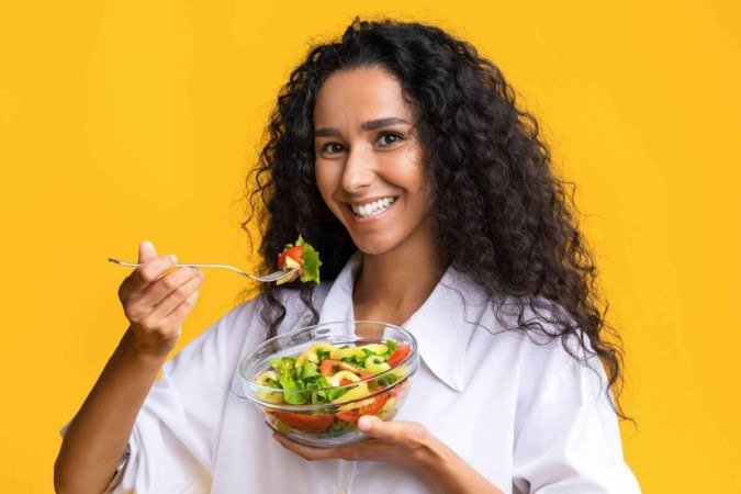 A relação entre alimentação, hormônios e energia evidencia que uma dieta organizada é indispensável para preservar a saúde feminina e o bem-estar (Imagem: Prostock-studio | Shutterstock) - (crédito: EdiCase) A relação entre alimentação, hormônios e energia evidencia que uma dieta organizada é indispensável para preservar a saúde feminina e o bem-estar (Imagem: Prostock-studio | Shutterstock) - (crédito: EdiCase)