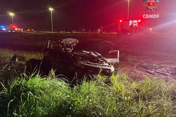 Capotamento de veículo fere quatro pessoas - (crédito: CBMDF/Divulgação) Capotamento de veículo fere quatro pessoas - (crédito: CBMDF/Divulgação)