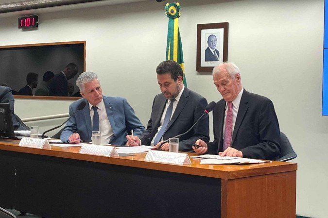 Deputado Rogério Correa (centro), que preside a Comissão de Finanças e Tributação da Câmara, fez críticas à condução da Casa pelo presidente Hugo Motta após os episódios de violência no plenário - (crédito: Danandra Rocha/CB/D.A Press) Deputado Rogério Correa (centro), que preside a Comissão de Finanças e Tributação da Câmara, fez críticas à condução da Casa pelo presidente Hugo Motta após os episódios de violência no plenário - (crédito: Danandra Rocha/CB/D.A Press)