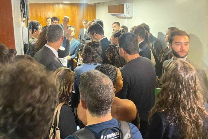 Foram selecionados apenas cinco pessoas para o encontro com Motta, mas, após novo bloqueio, um número maior de jornalistas se concentrou no gabinete para buscar explicações - (crédito: Vanilson Oliveira/CB/DA.Press) Foram selecionados apenas cinco pessoas para o encontro com Motta, mas, após novo bloqueio, um número maior de jornalistas se concentrou no gabinete para buscar explicações - (crédito: Vanilson Oliveira/CB/DA.Press)
