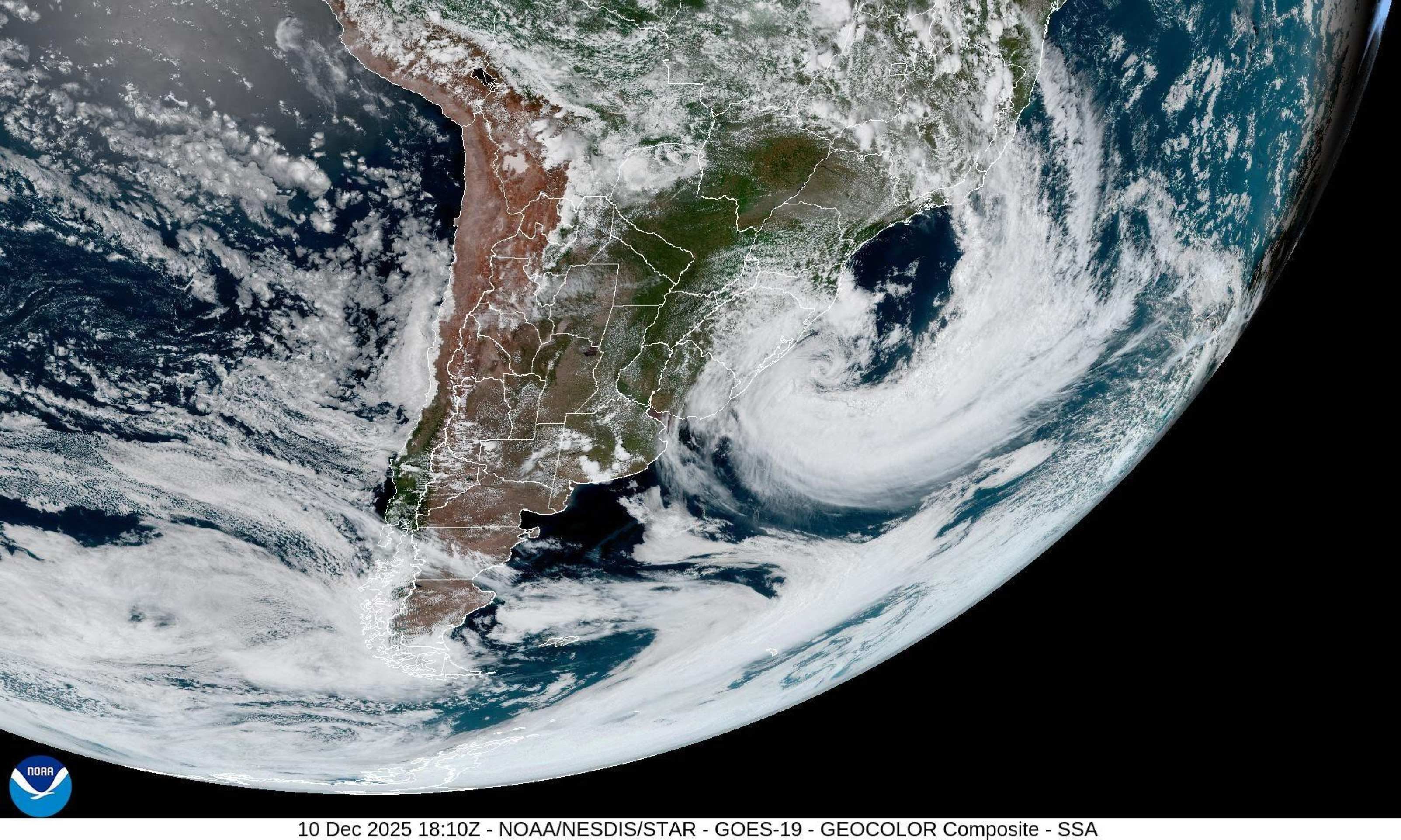 As imagens de satélite que mostram o ciclone com ventos de até 120 km/h visto do espaço - (crédito: NOAA/Nasa) As imagens de satélite que mostram o ciclone com ventos de até 120 km/h visto do espaço - (crédito: NOAA/Nasa)