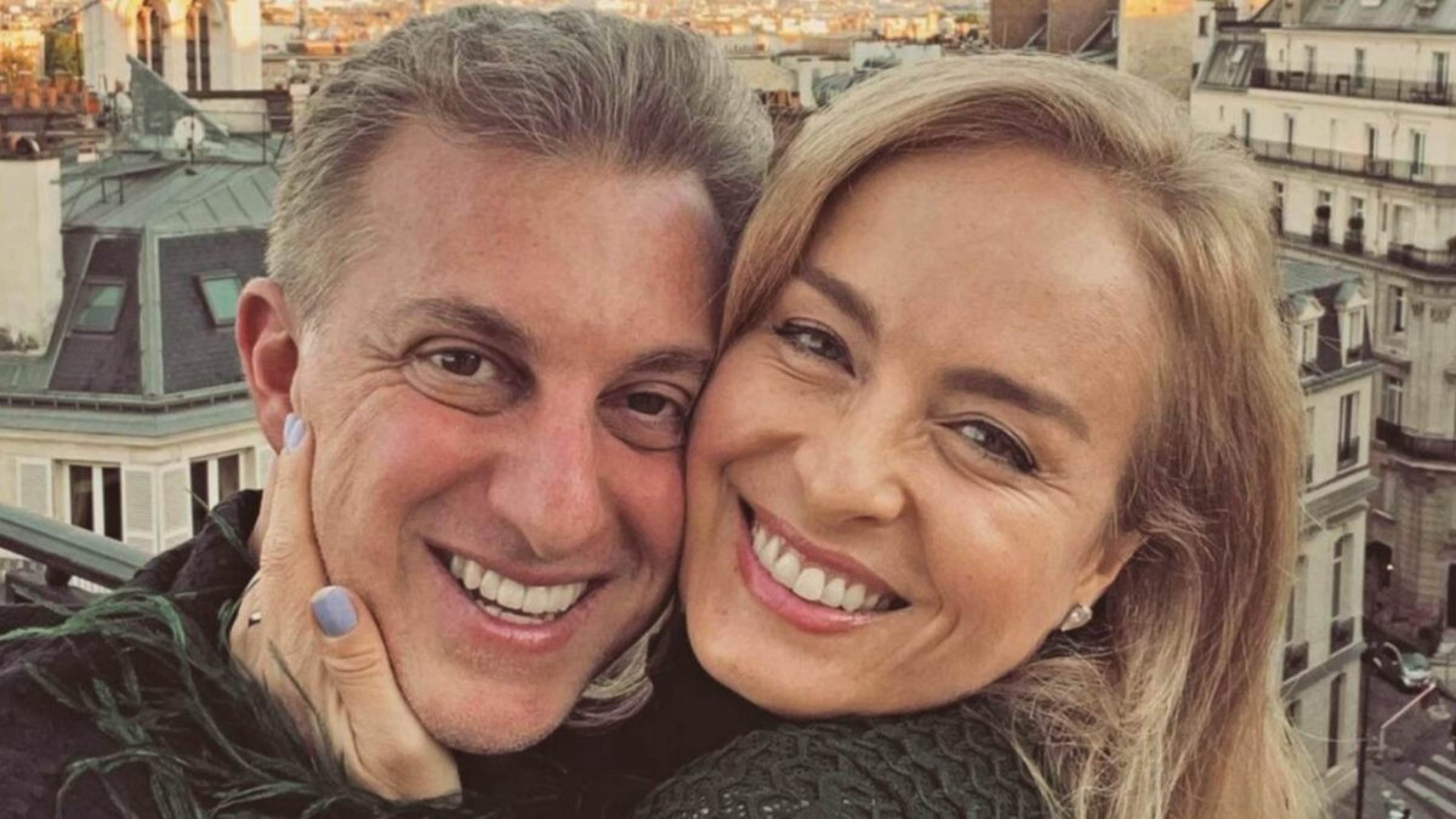 Angélica rebate críticas por usar vibradores e fala sobre apoio de Luciano Huck - (crédito: Observatorio dos Famosos) Angélica rebate críticas por usar vibradores e fala sobre apoio de Luciano Huck - (crédito: Observatorio dos Famosos)