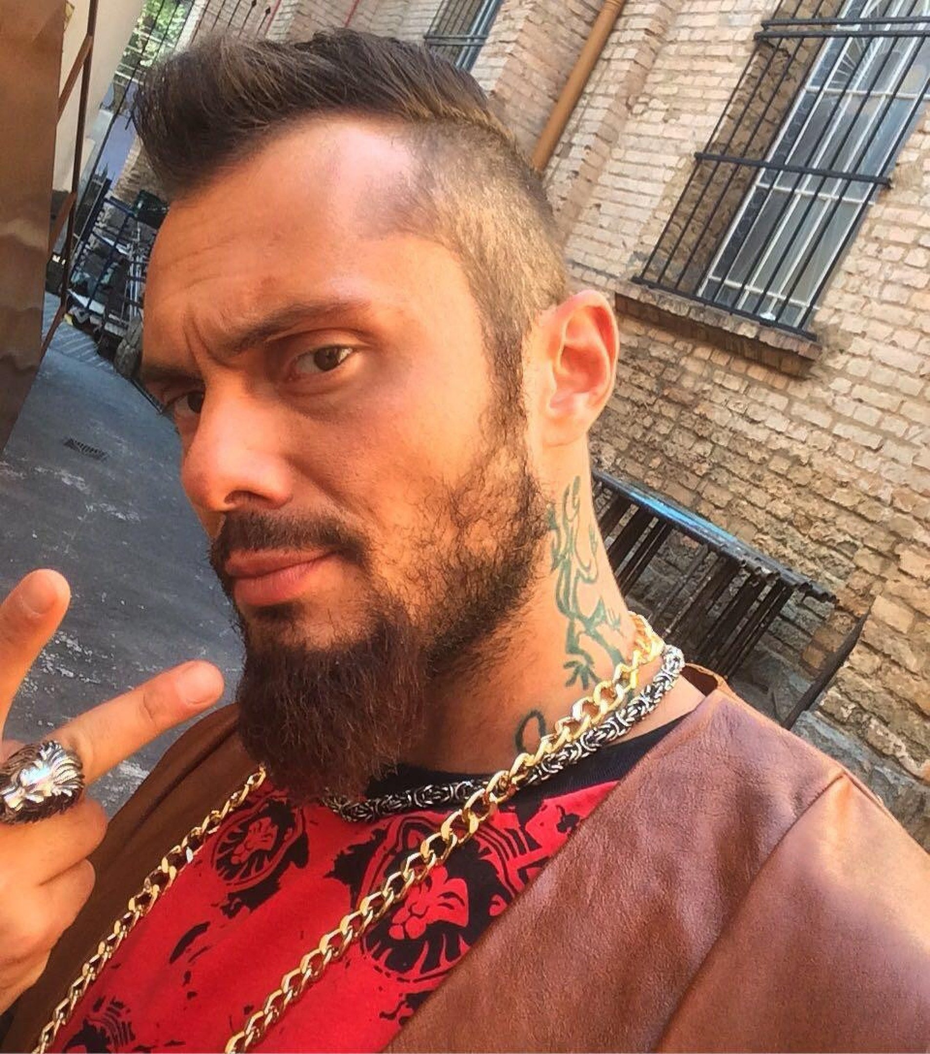 Adriano Toloza como um delinquente em Texas, filme do Ir&atilde;