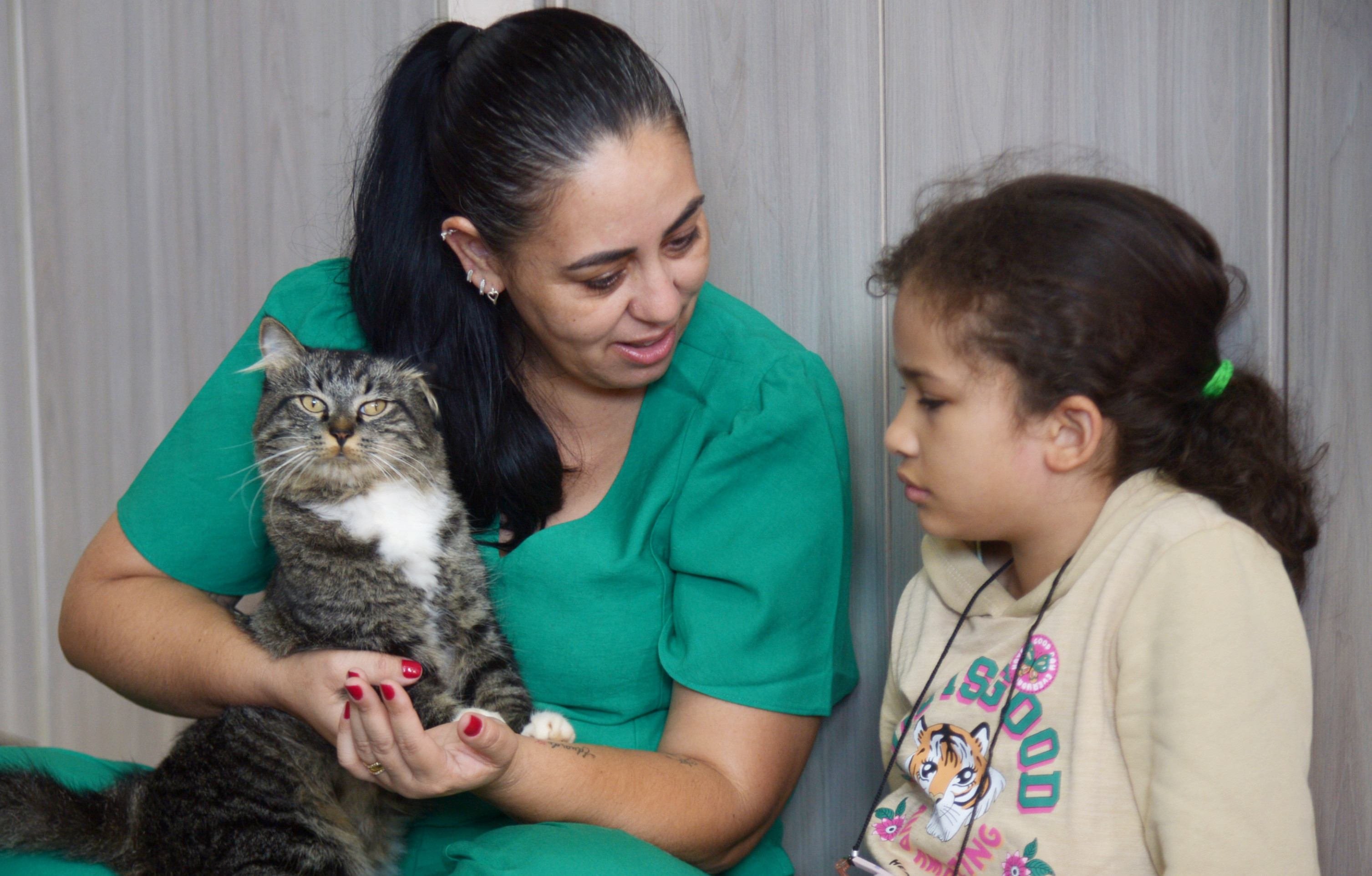 O gato Raul ajuda a estudante Ana Liz a se acalmar