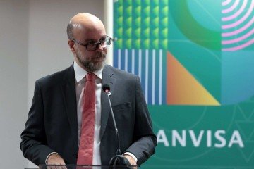 Leandro Safatle, durante cerimônia de posse como novo diretor-presidente da Agência Nacional de Vigilância Sanitária (Anvisa) - (crédito: Antonio Cruz/Agência Brasil) Leandro Safatle, durante cerimônia de posse como novo diretor-presidente da Agência Nacional de Vigilância Sanitária (Anvisa) - (crédito: Antonio Cruz/Agência Brasil)