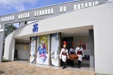 Militares do 1º Regimento de Cavalaria de Guarda acompanharam o cortejo até o fim, formando uma guarda de honra - (crédito: Fotos: Marcelo Ferreira/CB/D.A Press) Militares do 1º Regimento de Cavalaria de Guarda acompanharam o cortejo até o fim, formando uma guarda de honra - (crédito: Fotos: Marcelo Ferreira/CB/D.A Press)