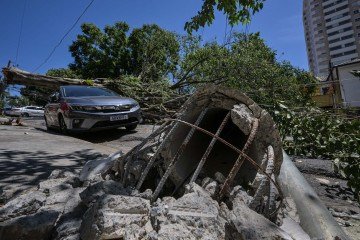 Ventos fortes afetaram 2,2 milhões somente na Região Metropolitana de São Paulo
- (crédito: AFP) Ventos fortes afetaram 2,2 milhões somente na Região Metropolitana de São Paulo
- (crédito: AFP)