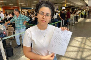 Passageiros não recebem informações, alimentação e não têm previsão de quando embarcarão - (crédito: Davi Cruz/CB/DA Press) Passageiros não recebem informações, alimentação e não têm previsão de quando embarcarão - (crédito: Davi Cruz/CB/DA Press)