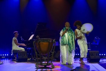 O repertório do show vai além da obra de Naná e contempla composições de artistas que o percussionista admirava - (crédito: Luiza Tojer / Divulgaçã) O repertório do show vai além da obra de Naná e contempla composições de artistas que o percussionista admirava - (crédito: Luiza Tojer / Divulgaçã)